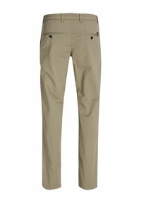 Pantalones de algodón beige con un diseño de pierna recta, que presentan bolsillos traseros con botones negros y una textura suave.