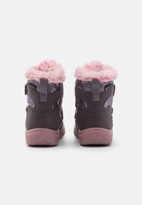Fioletowe zimowe buty z teksturowaną powierzchnią, różowym sztucznym futrem w środku i wzorzystym materiałem w górnej części. Regulowane paski na rzep.