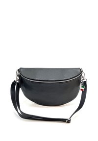 Schwarze Leder umhängetasche in Halbmondform, mit einem silbernen Reißverschluss und einem verstellbaren Gurt mit einem Charm in Form der italienischen Flagge.