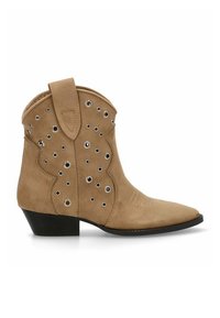 Botas de vaquero de ante en color marrón claro con puntera puntiaguda, ojales decorativos de plata y un tacón bajo. Presentan un logo bordado y una cinta para facilitar el calzado.
