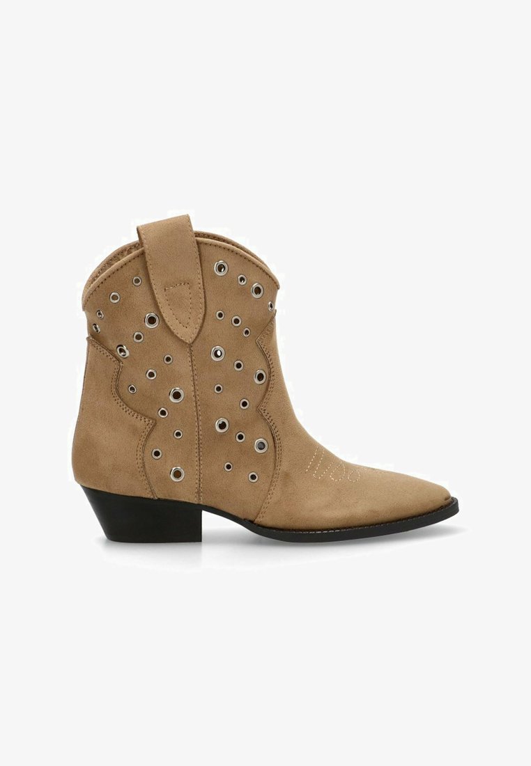 Botas de vaquero de ante en color marrón claro con puntera puntiaguda, ojales decorativos de plata y un tacón bajo. Presentan un logo bordado y una cinta para facilitar el calzado.