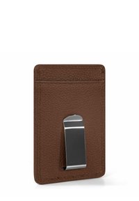 Bruine leren pasjeshouder met een gestructureerd oppervlak, voorzien van een metalen clip aan de voorkant en twee sleuven voor kaarten. Rechthoekige vorm.
