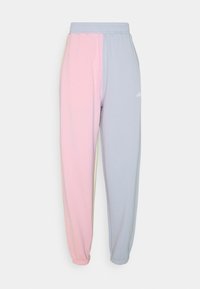 Světle růžové a šedé tepláky s elastickým pasem a manžetami u kotníků, s malým bílým logem na boku.