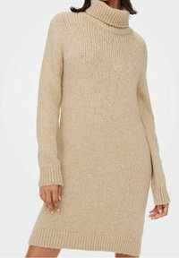 Robe pull col roulé en beige clair, avec des manches longues, une coupe décontractée, et des bords et des poignets côtelés. Matériau doux et texturé.