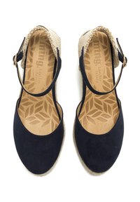 Marineblauwe suède espadrilles met een geweven jute accent. Voorzien van een gesloten neus, een enkelbandje met gespsluiting en een leren binnenzool met textuur.