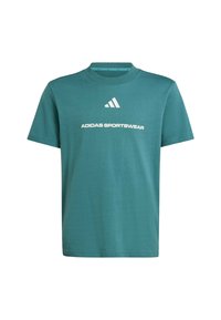 Tyrkysové bavlnené tričko s rebrovaným okrúhlym výstrihom, krátkymi rukávmi a bielym nápisom "ADIDAS SPORTSWEAR" na hrudi, pričom logo je umiestnené nad ním.