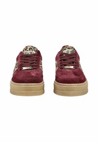Sneaker in suede bordeaux con parte superiore in stampa leopardata, punta tonda, chiusura con lacci piatti e suola in gomma crema testurizzata.