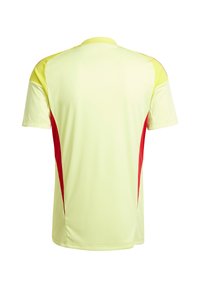Korte mouw sportshirt in lichtgeel met rode zijkanten. Gemaakt van lichte, gladde stof en heeft een klassiek ronde hals ontwerp.