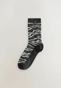 Crne i sive čarape do koljena s uzorkom zebra traka u bijeloj i svijetlosivoj boji. Mekana textura s rebrastim vrhom za udobnost.