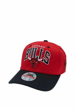 Roter und schwarzer Chicago Bulls Baseballcap mit gesticktem Teamlogo und Schriftzug auf der Vorderseite, schwarzer Schirm und holografischem Aufkleber auf dem Schirm.