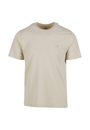 Béžové bavlnené tričko s okrúhlym výstrihom, krátkymi rukávmi a malou nášivkou s logom na ľavej strane hrudníka. Hladká textúra, voľný strih.