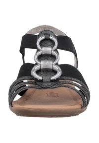 Schwarze Sandalen mit elastischen Riemen in gewebter Textur und silbernen runden Akzenten. Die Fußbett ist gepolstert und hat eine braune Ausführung.
