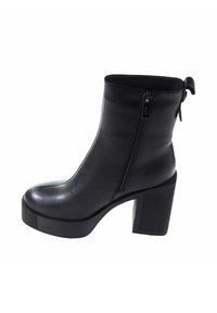 Czarne botki za kostkę z zamkiem, wykonane z teksturowanej skóry, zaokrąglony dziób oraz masywna, żebrowana wysoka obcas dla stabilności.