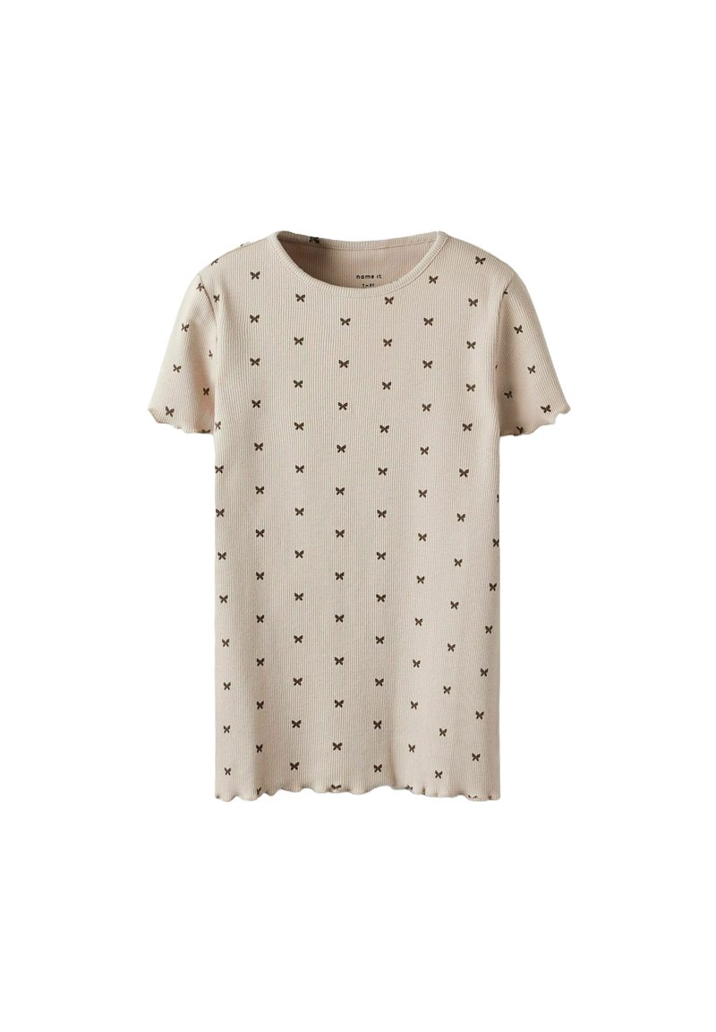 Camiseta corta de manga corta en color beige con una textura acanalada y pequeños patrones de mariposas marrones distribuidos uniformemente por la tela. Dobladillo con forma de ondas.