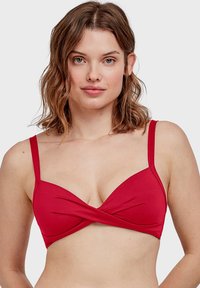 Top bikini rosso con design frontale attorcigliato, spalline regolabili e texture liscia. Adatto per il nuoto.