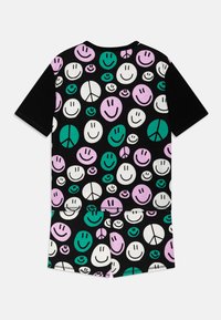 Costum scurt unisex de culoare neagră, cu mânecă scurtă, având un model jucăuș multicolor cu fețe zâmbitoare și semne de pace în nuanțe de roz, verde și alb.
