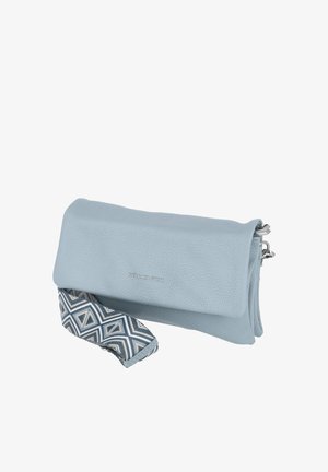 Jasnoniebieska fakturowana skórzana kopertówka z srebrnymi okuciami i odpinanym wzorzystym paskiem z geometrycznymi trójkątami w kolorze niebieskim i beżowym.