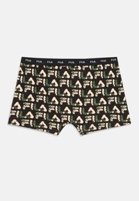 Boxer shorts negros con un patrón repetido de logotipos de FILA en verde y beige, y una cinturilla negra con la marca FILA en blanco.