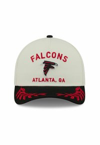 Weißer Hut mit schwarzem Schirm, mit rotem gesticktem "FALCONS" und Logo, sowie "ATLANTA, GA" darunter. Dekorative rote Stickerei auf dem Schirm.