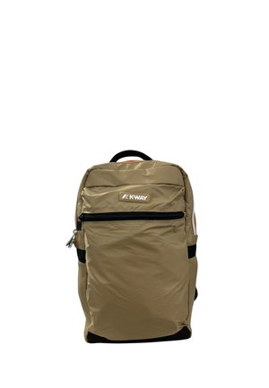 Zaino Tan K-Way con tasca anteriore con cerniera e manico nero, mostrato su sfondo bianco.