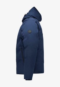 Marineblauwe gewatteerde jas met capuchon, voorzien van een ronde logopatch op de schouder en een ritszak aan de zijkant. Een soepele textuur.