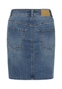 Jupe en denim bleu avec poches arrière, passants de ceinture et une petite étiquette en cuir sur la ceinture.