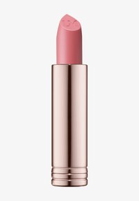 Rosa läppstift i ett metallisk roséguldetui, med en spetsig topp som har ett präglat logotyp och en jämn текстur.