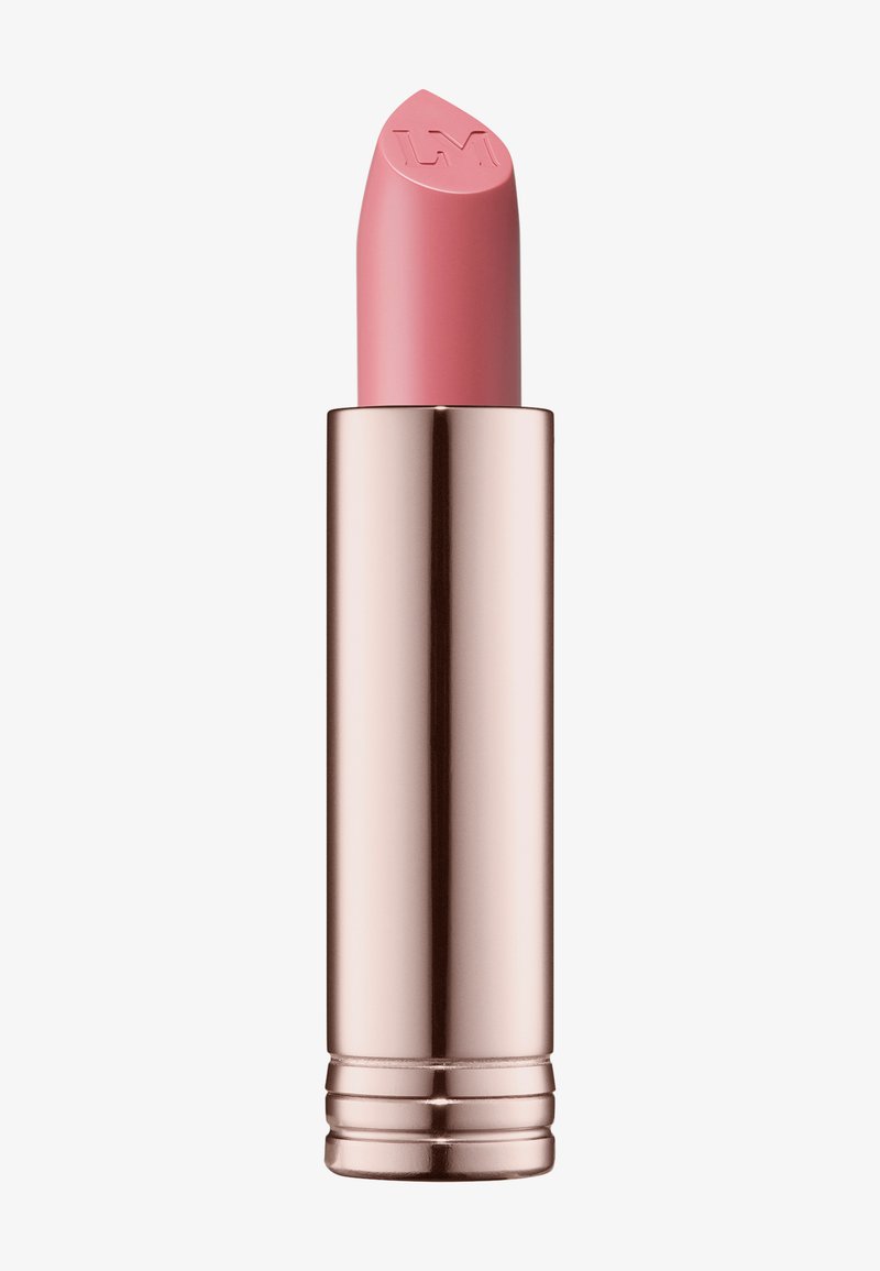 Rosa läppstift i ett metallisk roséguldetui, med en spetsig topp som har ett präglat logotyp och en jämn текстur.