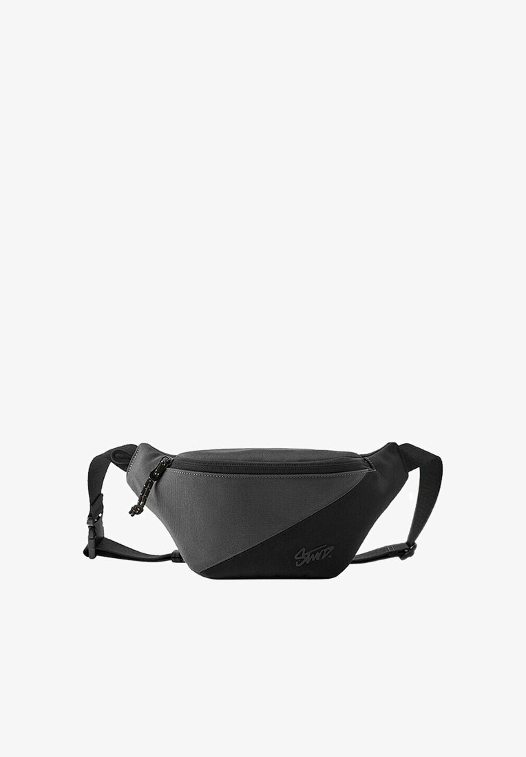 Sac banane bicolore noir et gris foncé avec un compartiment principal zippé et des bretelles ajustables sur fond blanc.