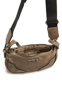 Borsa sintetica marrone con finitura testurizzata, chiusura zip, interno a motivo di stelle e tracolla regolabile. Accentatura del logo in metallo visibile.