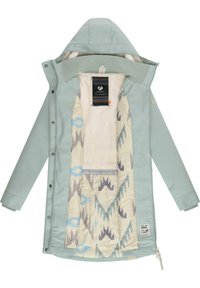Lys mintgrøn jakke med hætte, der har en mønstret inderforing i creme, blå og grå samt tryklåse.
