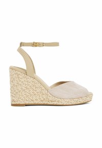 Sandalo con zeppa in espadrille beige, base in paglia intrecciata, tomaia in tessuto, punta aperta e cinturino alla caviglia assicurato da una fibbia color oro.