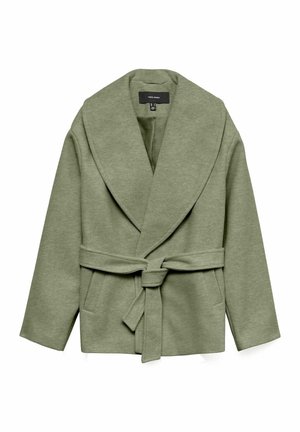 Veste portefeuille ceinturée vert olive avec larges revers, manches longues et poches latérales, confectionnée en tissu doux.