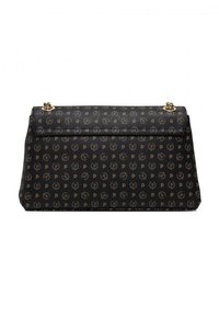 Borsa nera con superficie testurizzata, caratterizzata da un motivo ripetuto in marrone scuro. Accessori in tonalità dorata mettono in risalto la chiusura a patta.