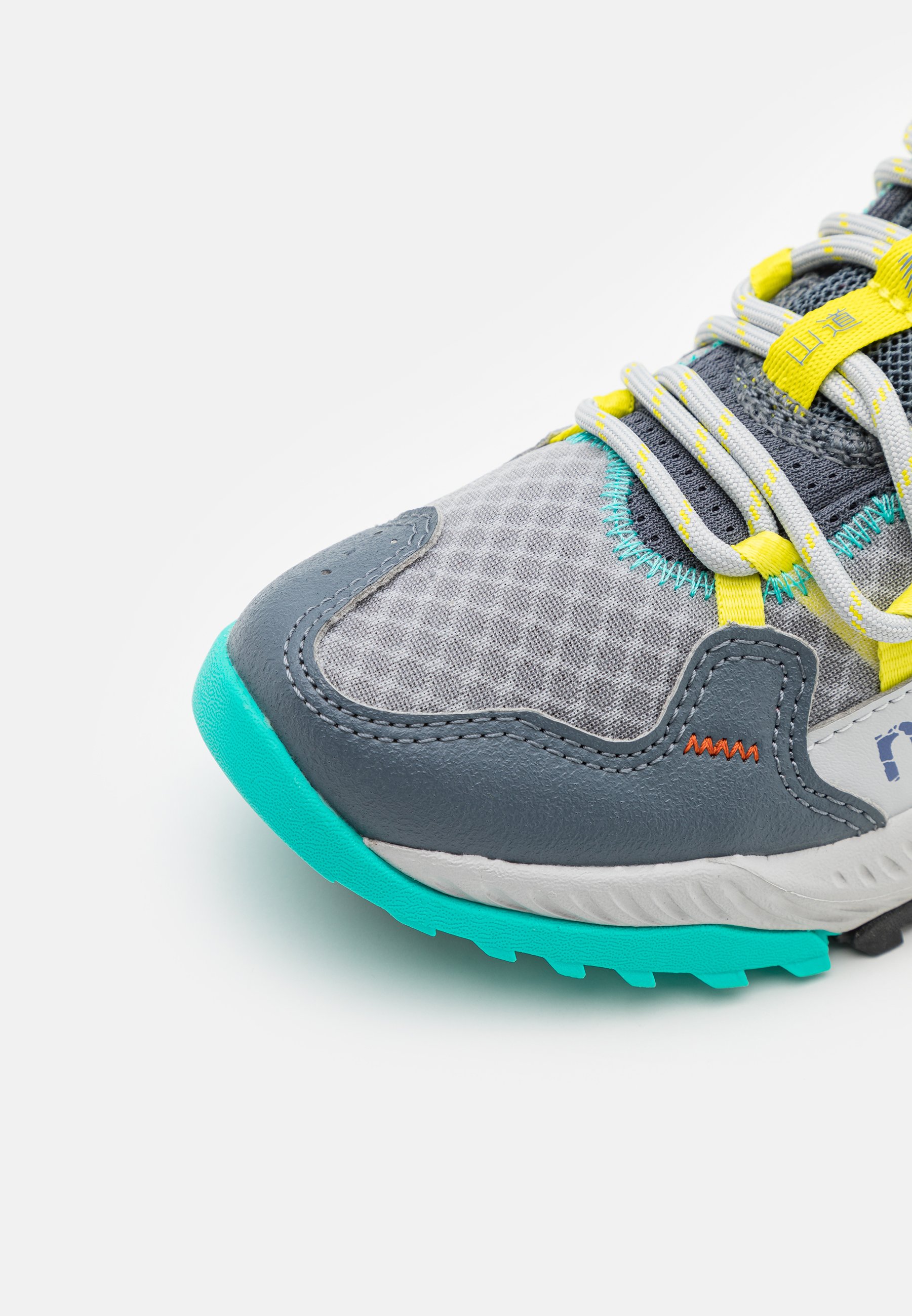 new balance trail shando trainers in black and aqua