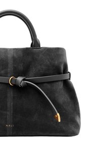 Czarna torebka z nubuku o zdefiniowanym kształcie, z skórzanym uchwytem, wiązanym akcentem oraz złotymi detalami. Widoczne logo marki.