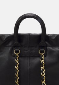 Černá kožená kabelka se shromážděným designem, s hladkým povrchem, zaoblenými dvojitými uchy a zlatými řetízkovými akcenty.