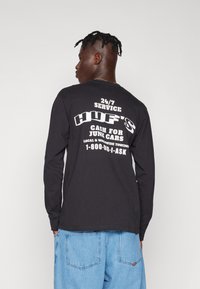 HUF WORLDWIDE TOWING TEE UNISEX T-shirt à manches longues