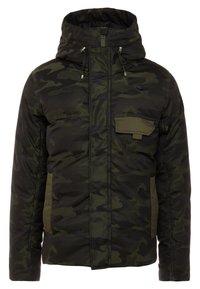 Ciemnozielona i czarna kurtka w kamuflażu, ocieplana, z kapturem, zamkiem z przodu, kieszenią na klatce piersiowej z klapą oraz dwiema kieszeniami bocznymi.
