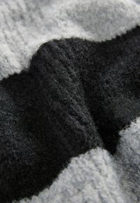 Next RELAXED FIT SOFT TOUCH V-NECK  - Džemperis - grey black stripe