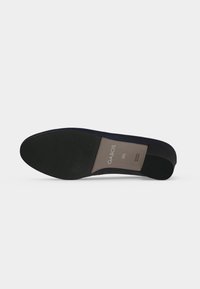 Semelle de chaussure plate noire avec avant texturé, milieu lisse indiquant la taille 4½, nom de la marque Gabor, et texte "Leather Sole".