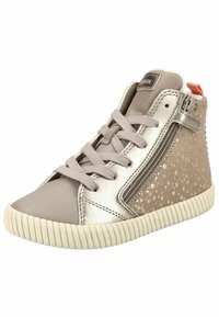 Zapatilla alta beige con acabado metálico, talón con textura, cremallera lateral y suela de goma; presenta motas rosa claro en el lateral.