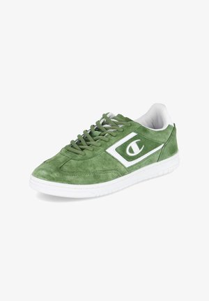 Zielone zamszowe sneakersy z białymi akcentami i logo, okrągły czubek, płaska podeszwa, sznurowana konstrukcja. Miękka tekstura o gładkim wykończeniu.
