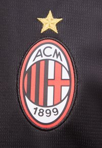 Έμβλημα του ποδοσφαιρικού συλλόγου AC Milan με κόκκινες και μαύρες ρίγες, λευκό φόντο, το έτος 1899 και ένα χρυσό αστέρι πάνω σε μαύρο ύφασμα.