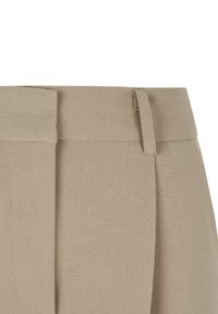 Beiga byxor med en slät framsida, prydlig sömnad och bälteshällor. Tyget har en mjuk textur och en subtil lyster.