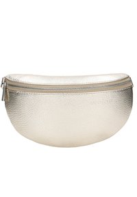 Metallisch zilveren cosmetica pouch met een afgeronde vorm, textuurleer materiaal, bovenste rits en een reliëflogo op de voorkant.
