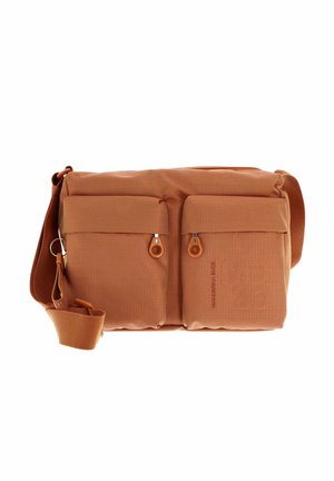 Sac bandoulière en tissu texturé orange brûlé avec deux poches avant, fermetures éclair en plastique et une bandoulière réglable. Présente un détail de logo.