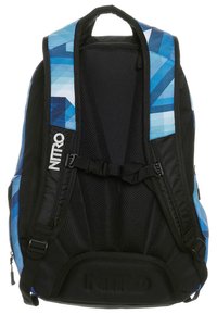 Sac à dos noir et bleu à motif géométrique avec des panneaux en maille, des bretelles réglables et un fond rigide ; arbore le logo Nitro.