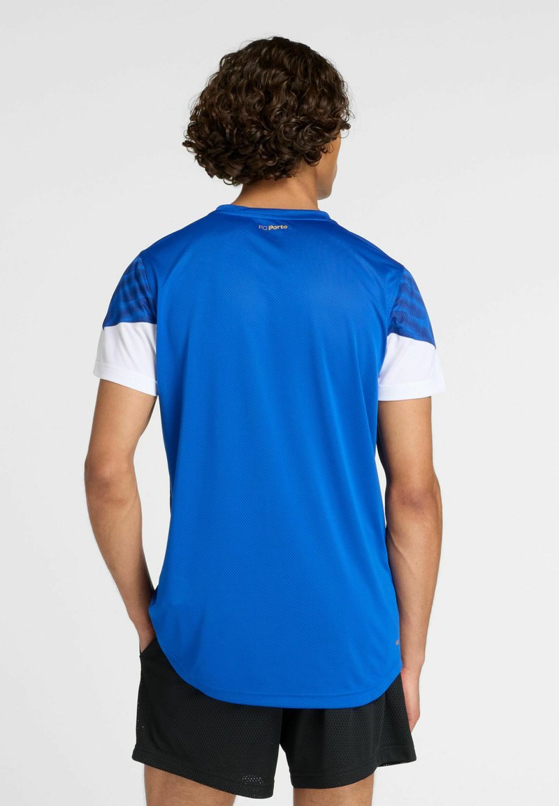 Blauw sportshirt met witte en patroonmouwtjes, gemaakt van mesh-materiaal. Heeft het "FC Porto" logo op de achterkant nabij de kraag.