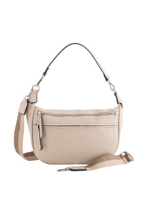 Bolso de mano de cuero beige con un asa superior única y una correa de lona ajustable. Presenta un bolsillo frontal con cremallera y detalles de costura.